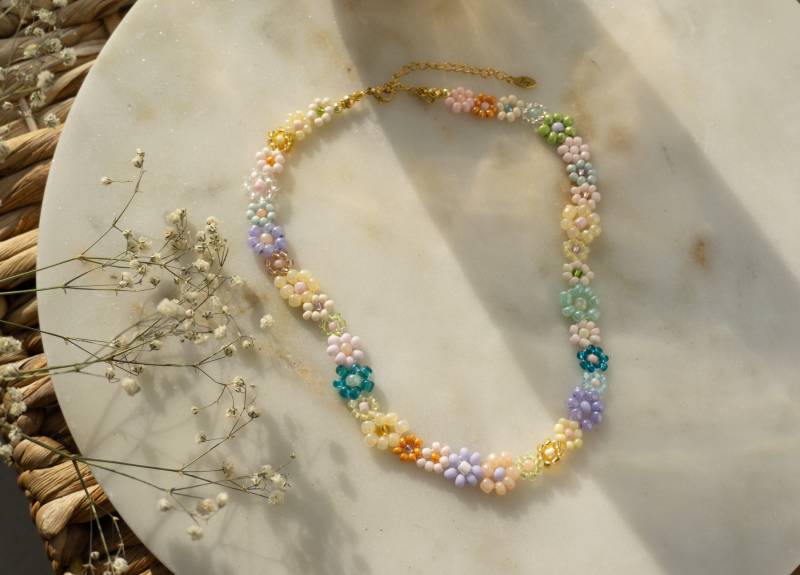 Ilvy | Handgemachte Bunte Blumen Perlenkette "Sevim" Glasperlen Edelstahl Gold/Silber von IlvyDesign