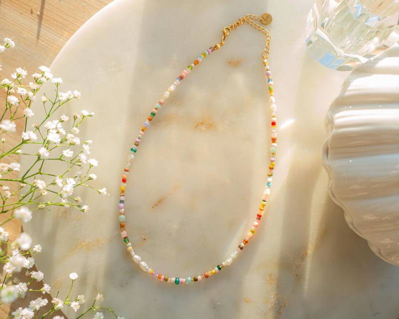 Ilvy | Handgemachte Bunte Perlenkette "Assal" Mit Vintage Süßwasserperlen Gold Edelstahl von IlvyDesign