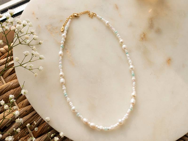 Ilvy | Handgemachte Perlenkette "Eira" Mit Süßwasserperlen Und Glasperlen Weiß, Lila, Mintgrün Pastellfarben Edelstahl Gold von IlvyDesign