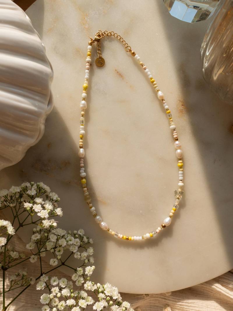 Ilvy | Handgemachte Perlenkette "Liora" Weiß Hellgelb, Buttergelb Mit Süßwasserperlen Gold Edelstahl von IlvyDesign