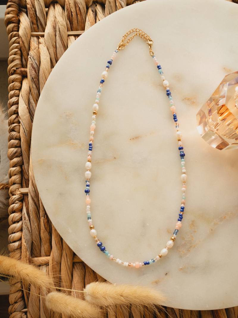 Ilvy | Handgemachte Perlenkette "Neda" Dunkelblau, Apricot, Weiß Mit Süßwasserperlen Edelstahl Gold von IlvyDesign