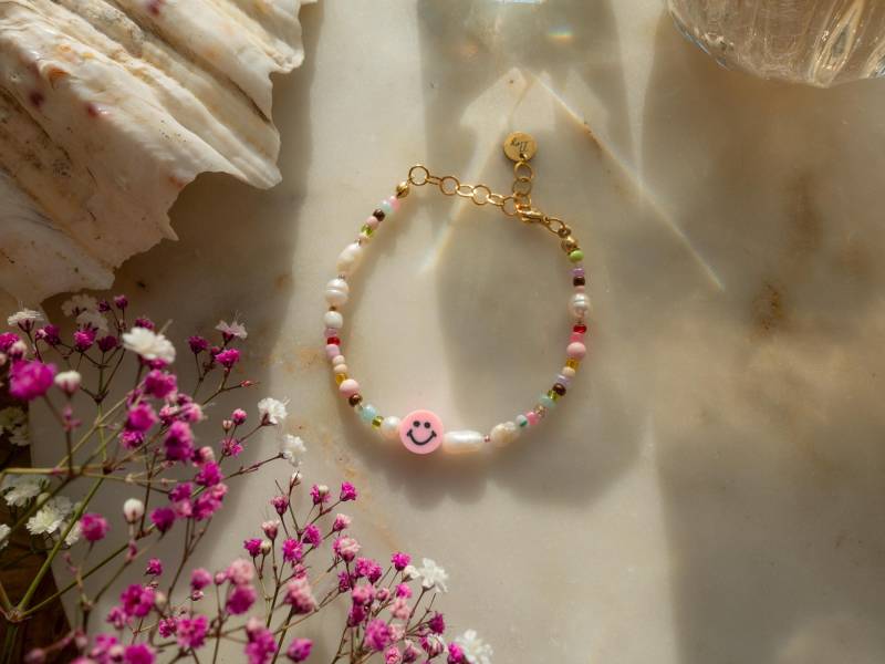 Ilvy | Handgemachtes Buntes Perlenarmband "Nava" Mit Süßwasserperlen Rosa Happy Face Geschenk Edelstahl Gold von IlvyDesign