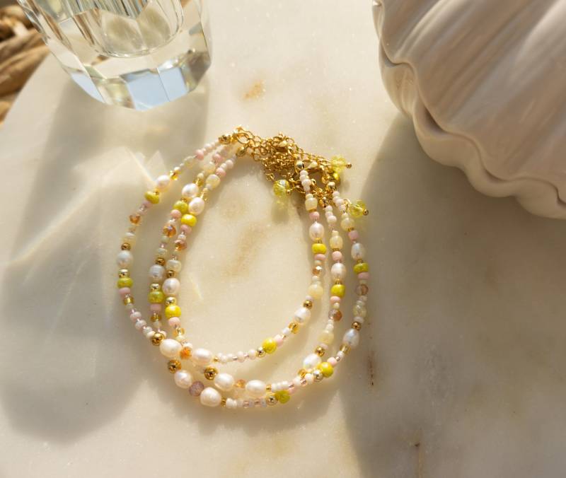 Ilvy | Handgemachtes Fußkettchen "Halima" Mit Süßwasserperlen Rosa, Gelb, Weiß Edelstahl Gold von IlvyDesign