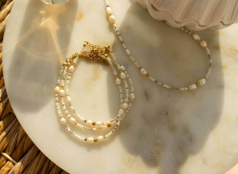 Ilvy | Handgemachtes Fußkettchen "Tara" Mit Süßwasserperlen Beige, Weiß Edelstahl Gold von IlvyDesign