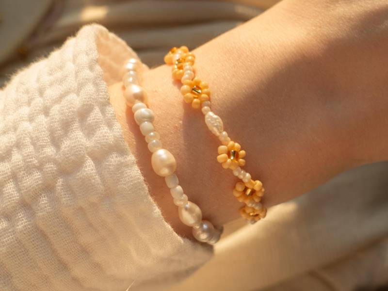 Ilvy | Handgemachtes Zartes Blumen Perlenarmband "Zahrin Apricot" Glasperlen, Vintage Süßwasserperlen Edelstahl Gold Daisy von IlvyDesign
