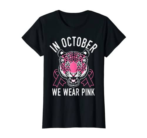 Damen Im Oktober tragen wir Rosa Leopard Liebe Brustkrebs-Krieger T-Shirt von Im Oktober Liebe Rosa Brustkrebs-Krieger Designs