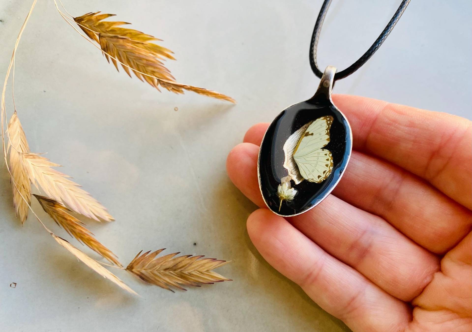 Besteckschmuck, Kette Mit Zartem Flügelwesen/Schmetterling in Gießharz Gegossen Einem Versilberten Löffel von ImSiebtenHimmel