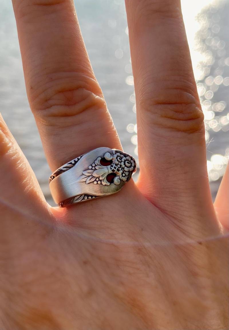 Besteckschmuck, Schöner Ring Aus Einem Versilberten Löffel von ImSiebtenHimmel