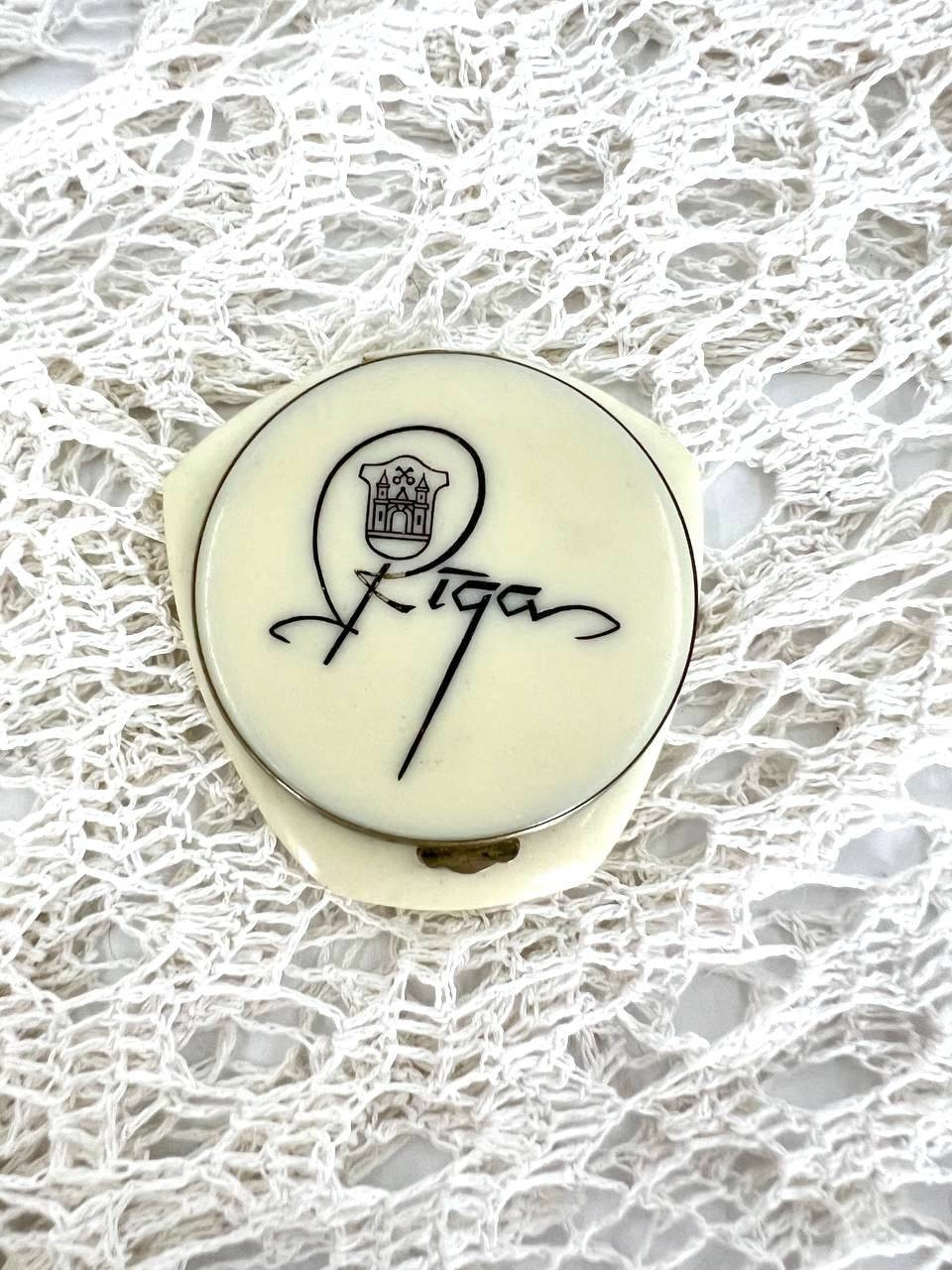 Vintage Riga Kunststoff Puderdose Mit Spiegel von ImiraVintageDecor