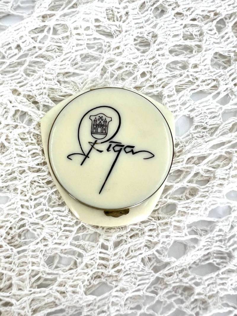 Vintage Riga Kunststoff Puderdose Mit Spiegel von ImiraVintageDecor