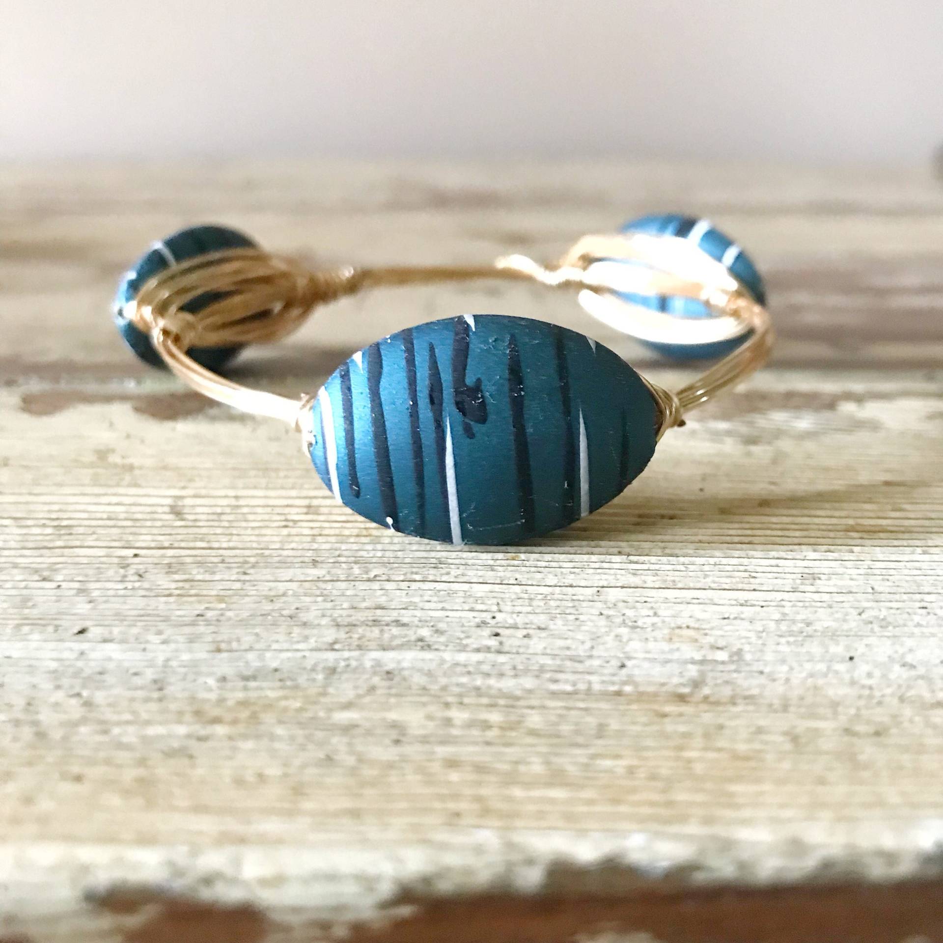 Blau Lackierter Acryl Draht Armreif, Blauer Perlen Bourbon Und Boweties Inspiriert, Armreif Blau Lackierter Acryl Draht Armreif, Blauer Perlen Bourbon Und Boweties Inspiriert, Armreif von Immeasurablymore2
