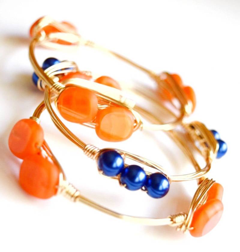 Blaue Perle Draht Wickeln Armreif, Blaue Bourbon Und Bogen Inspiriert, Gold Armreif Blaue Perle Draht Wickeln Armreif, Blaue Bourbon Und Bogen Inspiriert, Gold Armreif von Immeasurablymore2