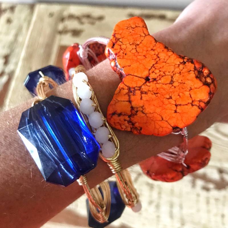 Blauer Kristall Wire Wrap Armreif, Bourbon Und Boweties Inspiriert, Perlenarmreif von Immeasurablymore2