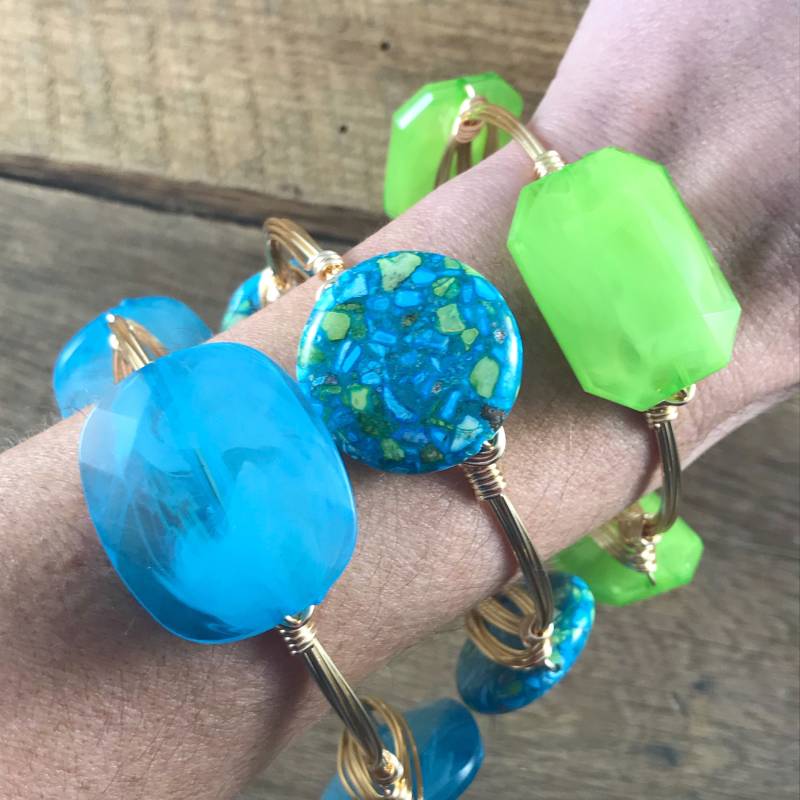 Blaues Acryl Wire Wrap Armreif, Blauer Perlenarmreif, Bourbon Und Boweties Inspiriert, Blauer Armreif Blaues Acryl Wire Wrap Armreif, Blauer Perlenarmreif, Bourbon Und Boweties Inspiriert, Blauer Armreif von Immeasurablymore2