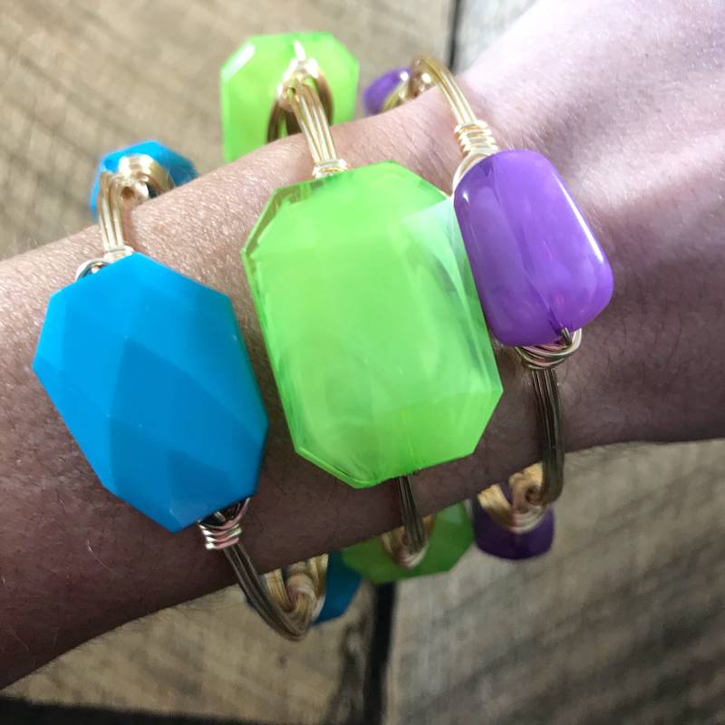 Blaues Acryl Wire Wrap Armreif, Blauer Perlenarmreif, Bourbon Und Boweties Inspiriert, Blauer Armreif Blaues Acryl Wire Wrap Armreif, Blauer Perlenarmreif, Bourbon Und Boweties Inspiriert, Blauer Armreif von Immeasurablymore2