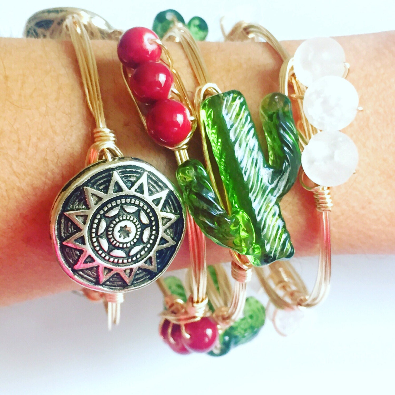 Crimson Red Wire Wrap Armreif Armband, Aus Roten Perlen, Bourbon Und Boweties Inspiriert, Golddraht von Immeasurablymore2