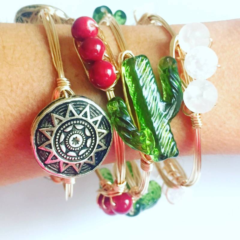 Crimson Red Wire Wrap Armreif Armband, Aus Roten Perlen, Bourbon Und Boweties Inspiriert, Golddraht von Immeasurablymore2