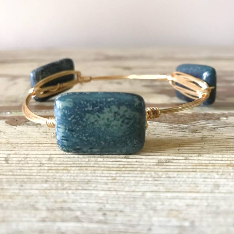 Dunkelgrüner Jaspis Wire Wrap Armreif, Grüner Bourbon Und Boweties Inspiriert, Dunkelgrüner Armreif Dunkelgrüner Jaspis Wire Wrap Armreif, Grüner Bourbon Und Boweties Inspiriert, Dunkelgrüner Armreif von Immeasurablymore2