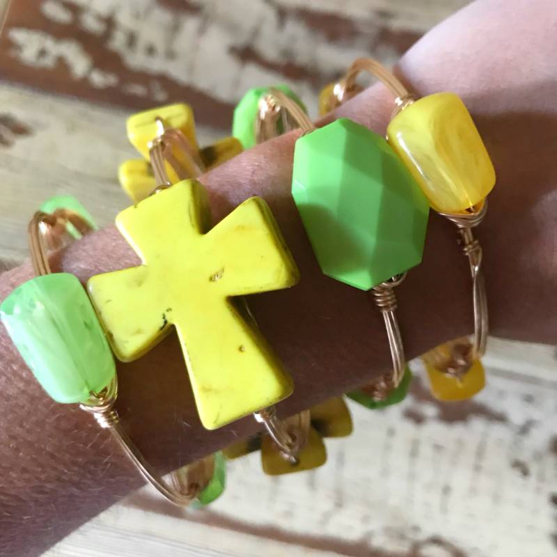 Gelbes Kreuz Drahtarmreif, Gelber Armreif, Bourbon Und Boweties Inspiriert, Green Bay Lsu Armreif Gelbes Kreuz Drahtarmreif, Gelber Armreif, Bourbon Und Boweties Inspiriert, Green Bay Lsu Armreif von Immeasurablymore2