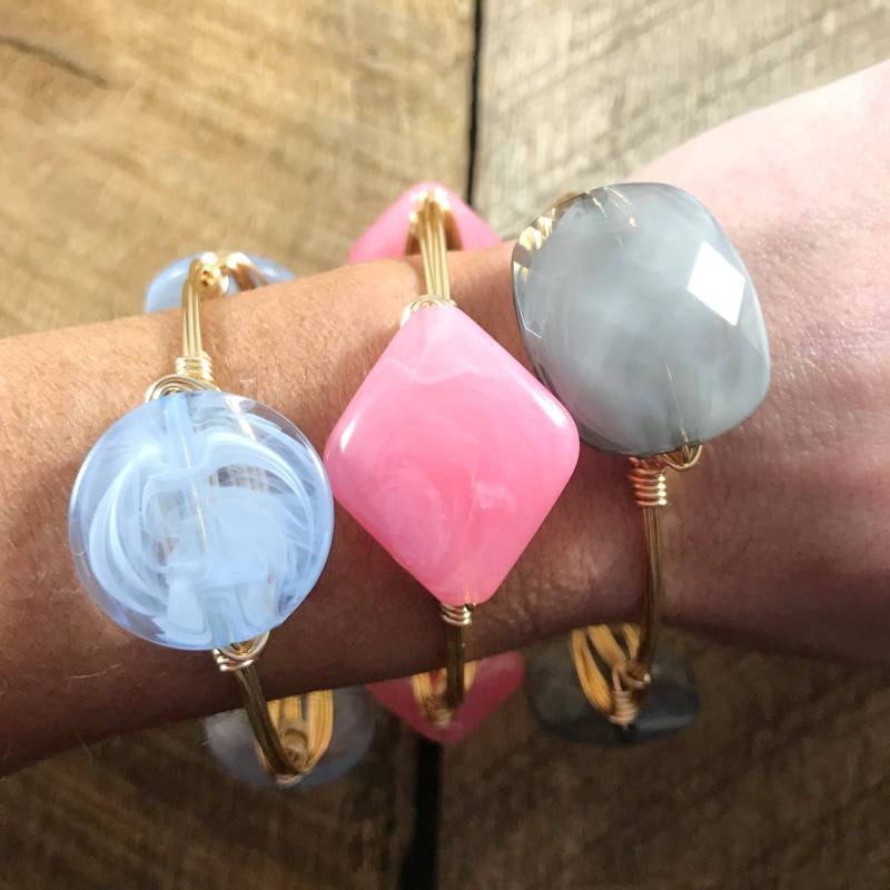 Immergrün Acryl Draht Wrap Armreif, Perlen Bourbon Und Boweties Inspiriert, Frühlingsarmreif Immergrün Acryl Draht Wrap Armreif, Perlen Bourbon Und Boweties Inspiriert, Frühlingsarmreif von Immeasurablymore2