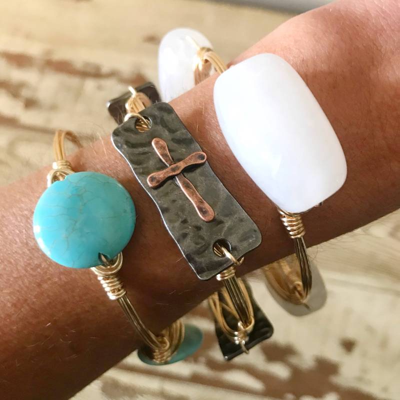 Kreuz Wire Wrap Armreif, Bead Metall Bourbon Und Boweties Armreif Kreuz Wire Wrap Armreif, Bead Metall Bourbon Und Boweties Armreif von Immeasurablymore2