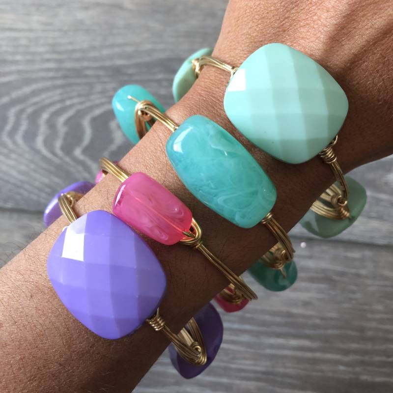 Purple Acryl-Banle, Bead Bangle, Bourbon & Boweties Inspired, Gold Wire Lavender Bangle Purple Acryl-Banle, Bead Bangle, Bourbon & Boweties Inspired, Gold Wire Lavender Bangle von Immeasurablymore2