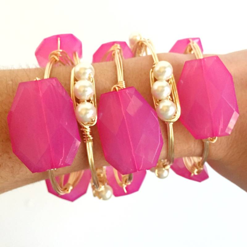 Rosa Acryl Draht Armreif, Perle Bourbon Und Boweties Inspiriert, Armreif Rosa von Immeasurablymore2