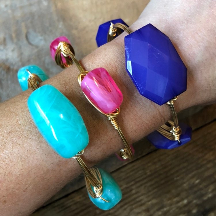 Rosa Armreif, Perle Bourbon Und Boweties Inspiriert, Draht Acryl Valentinstag von Immeasurablymore2