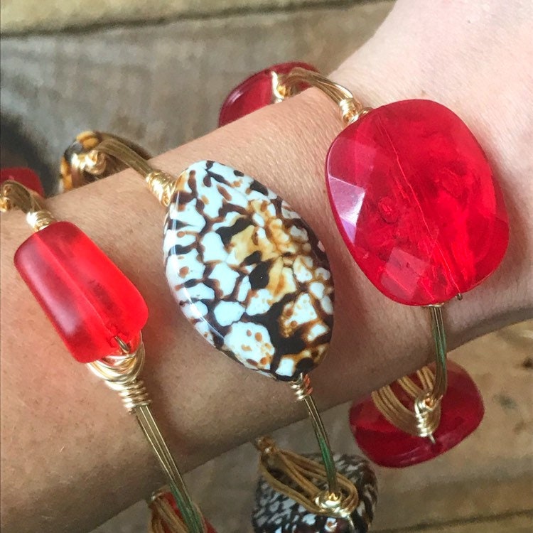Roter Armreif, Matter Roter Acryl Gold Wire Wrap Bourbon Und Boweties Inspiriert, Uga Armreif Roter Armreif, Matter Roter Acryl Gold Wire Wrap Bourbon Und Boweties Inspiriert, Uga Armreif von Immeasurablymore2