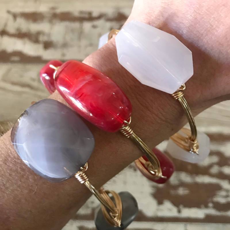 Roter Perlenarmband, Roter Armreif, Acrylarmreif, Bourbon Und Boweties Inspiriert, Uga-Armreif, Weihnachtsarmband von Immeasurablymore2