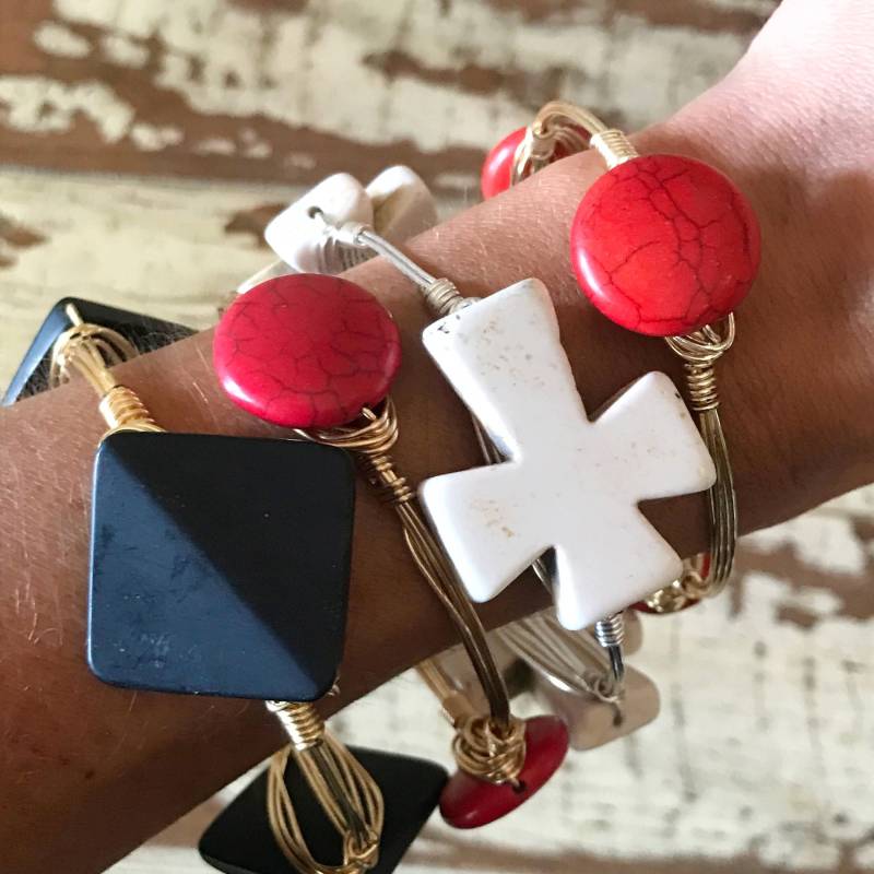 Roter Perlenarmreif, Roter Howlith-Armreif, Bourbon Und Boweties Inspiriert, Armreif, Uga-Armreif, Georgia-Armreif Roter Perlenarmreif, Roter Howlith-Armreif, Bourbon Und Boweties Inspiriert, Armreif, Uga-Armreif, Georgia-Armreif von Immeasurablymore2