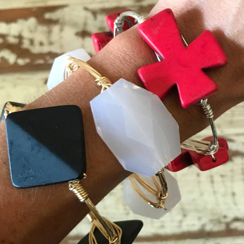 Rotes Kreuz Armreif, Perlen Schmuck, Bourbon Und Boweties Inspiriert, Roter Perlenarmreif von Immeasurablymore2