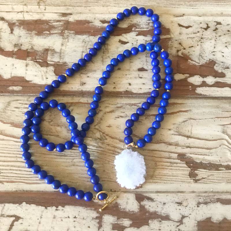Weiße Druzy Halskette, Anhänger Blaue Perlenkette, Florida Halskette Weiße Druzy Halskette, Anhänger Blaue Perlenkette, Florida Halskette von Immeasurablymore2
