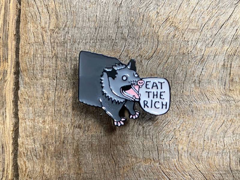 Emaille Pin - Possum "Eat The Rich' von ImmortalKraft2
