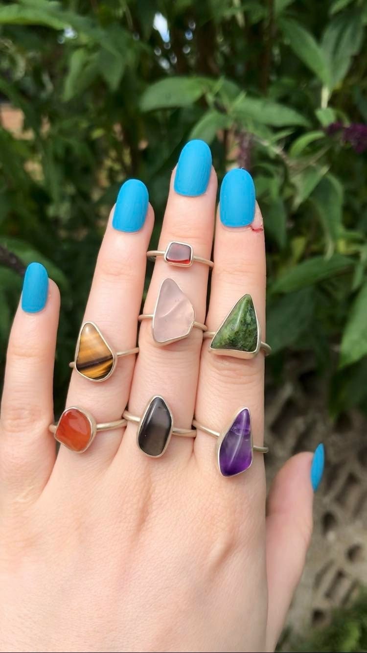 Vintage Silber Ringe Mit Getrommelten Edelsteinen - Amethyst Granat Tigerauge Karneol Schwarzer Turmalin Seraphinit Rosenquarz von ImogenMirandaLouise