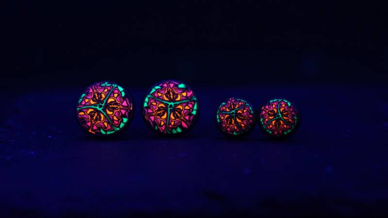 Fluoreszierende Ohrstecker Set Handmade Cabochon Ohrringe Uv Aktiv Geschenk Hippie Schmuck Boho Ohrschmuck Leuchtend von ImoriTears