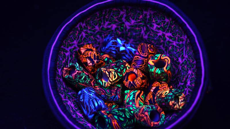 Imoris Uv Box Dreadlockperlen Fluoreszierender Dreadschmuck Set Hippie Perlen Aktiv Schmuck Dreadlock Rastaperlen von ImoriTears