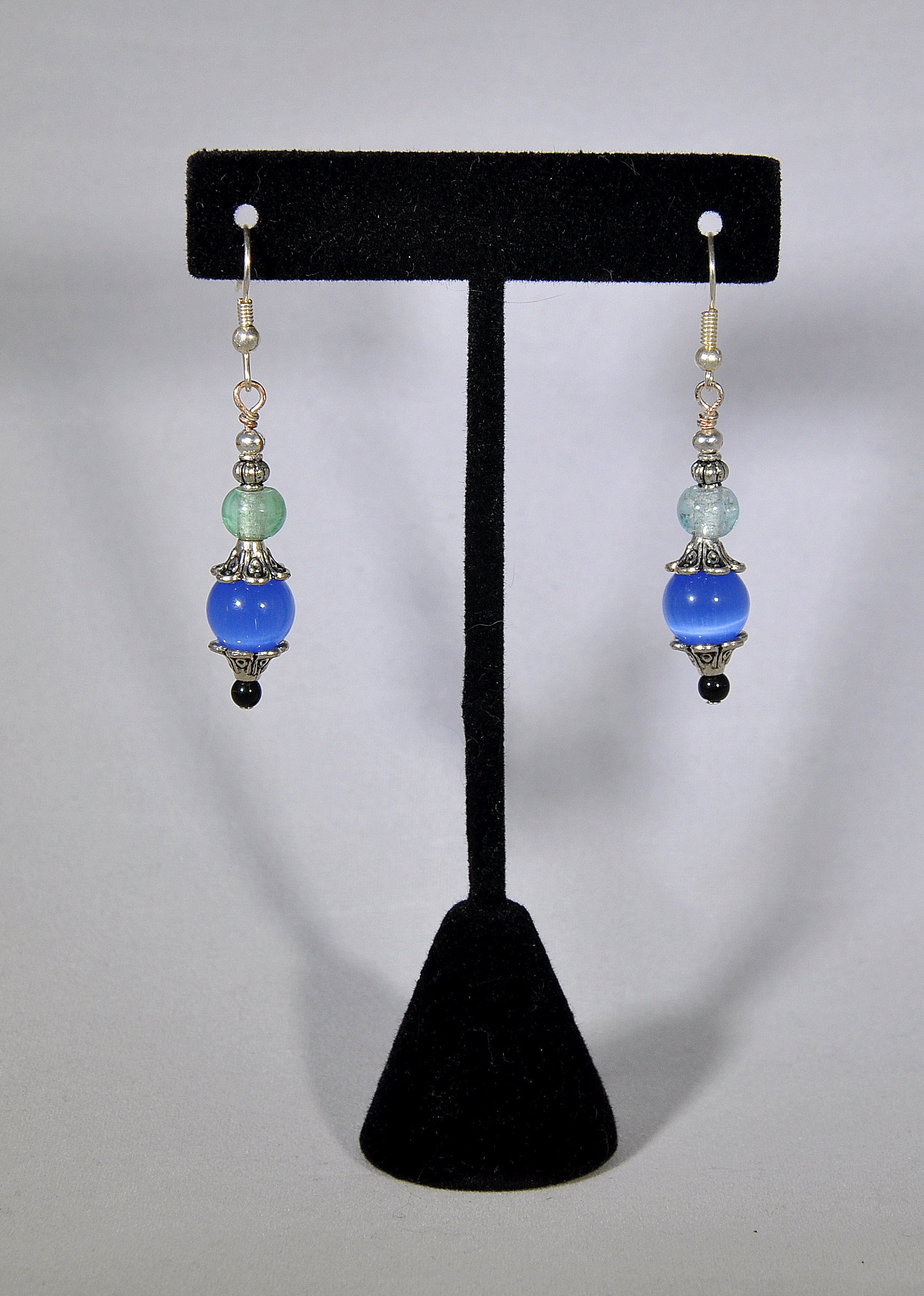 Silber Ohrringe Mit Grünen Und Blauen Perlen Silber Ohrringe Mit Grünen Und Blauen Perlen von ImpOfBeadingEarnest