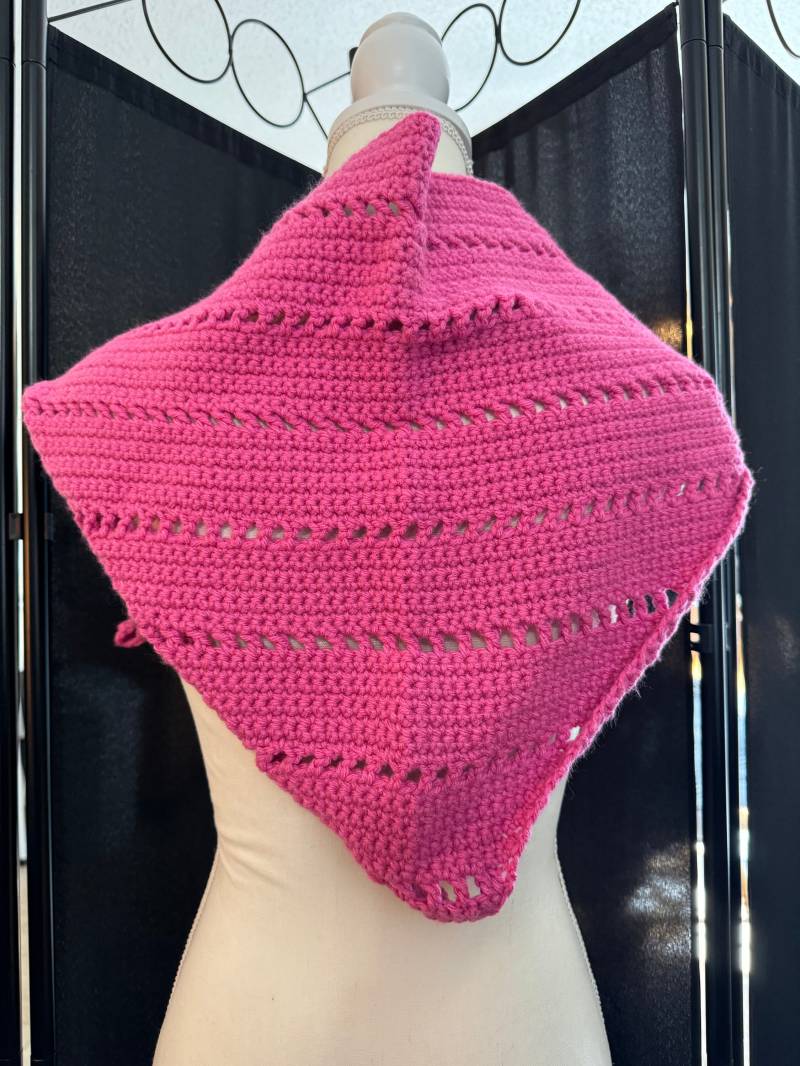 Handgefertigter Rosafarbener Häkelschal von ImpishCreations