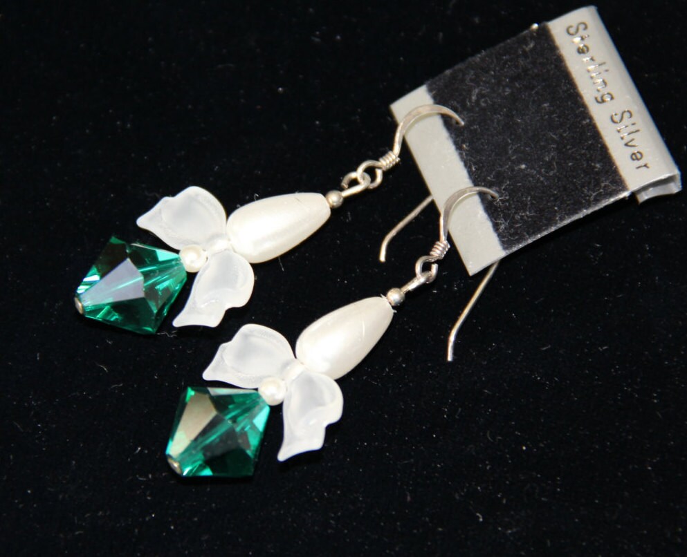 sterling Silber Ohrringe Tropfen Kristall Grün Mit Frosted Crystal Bogen Und Faux Perle von ImpressionsNColor