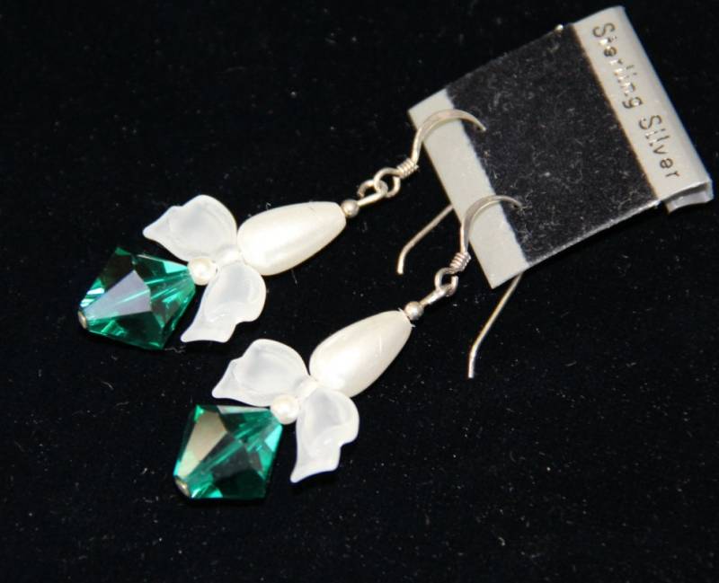 sterling Silber Ohrringe Tropfen Kristall Grün Mit Frosted Crystal Bogen Und Faux Perle von ImpressionsNColor