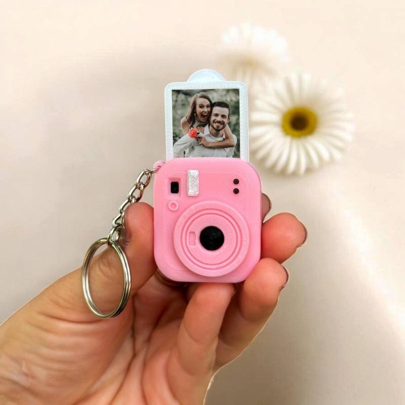 Schlüsselanhänger Mini Kamera Mit Ihrem Eigenen Foto, Anpassbares Einzigartiges Geschenk, Perfektes Andenken Für Fotografie-Liebhaber, Stilvolles Schlüsselanhänger Mini Kamera Mit Ihrem Eigenen Foto, Anpassbares Einzigartiges Geschenk, Perfektes Andenken Für Fotografie-Liebhaber, Stilvolles von ImprintWorks3D