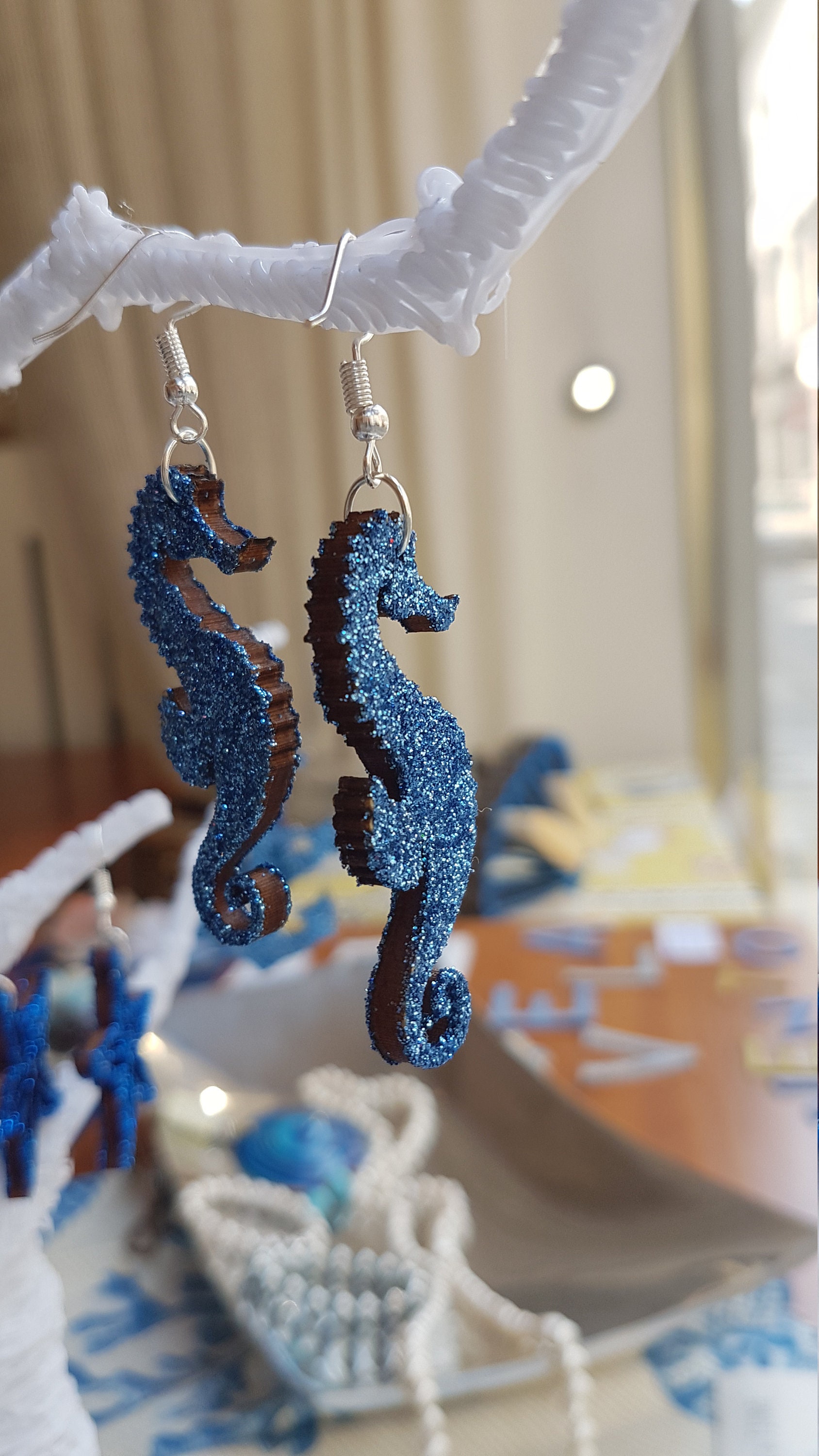 Holz Ohrringe, Seepferdchen, Glitter. Blau. Antiallergisch. Sehr Leicht Holz Ohrringe, Seepferdchen, Glitter. Blau. Antiallergisch. Sehr Leicht von ImprontaCreativaShop