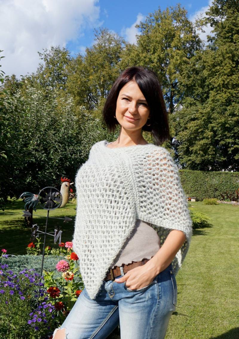 Handgestrickter Spitzenponcho Aus Hellgrün Grauer Lana Grossa Wolle von Imunde