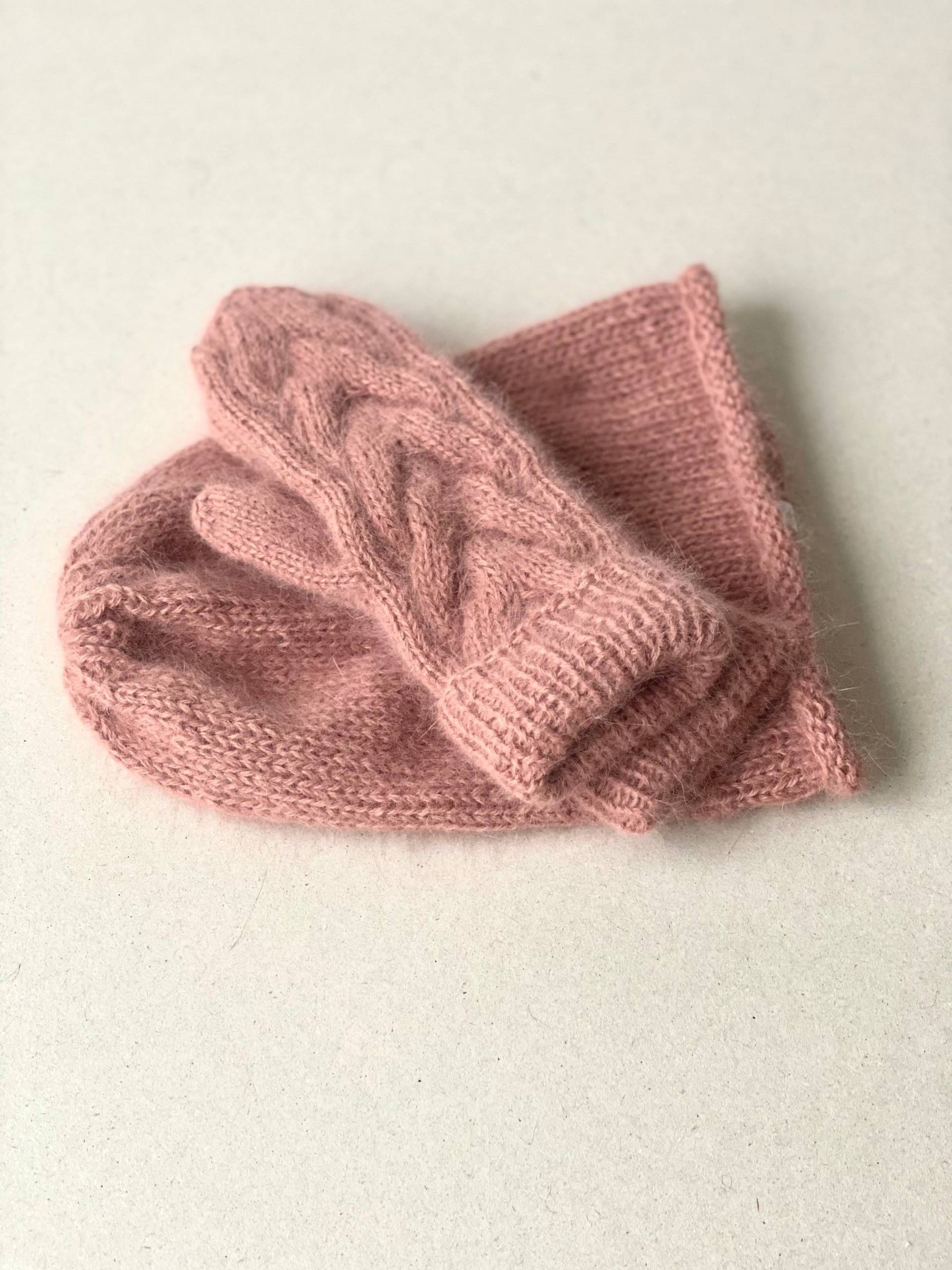 Handgestrickte Weiche Wolle Beanie Und Fäustlinge/Premiumgarn Angora Mütze Set Dunkellachs Slouchy Strickmütze Versandfertig von Imunde