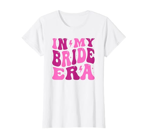 In My Bride Era Groovy Bachelorette Party T-Shirt für Damen in Weiß, Größe XS, Kurzarm, V-Ausschnitt, Buchstabenmuster, Brautparty, Junggesellinnenabschied In My Bride Era Groovy Bachelorette Party T-Shirt für Damen in Weiß, Größe XS, Kurzarm, V-Ausschnitt, Buchstabenmuster, Brautparty, Junggesellinnenabschied von In My Bride Era