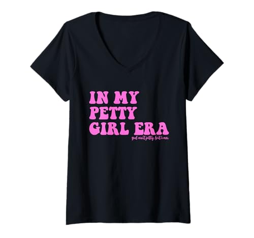 Damen In My Petty Girl Era God Ain't Petty Pink Zitat T-Shirt mit V-Ausschnitt Damen In My Petty Girl Era God Ain't Petty Pink Zitat T-Shirt mit V-Ausschnitt von In My Petty Girl Era God Ain't Petty Pink
