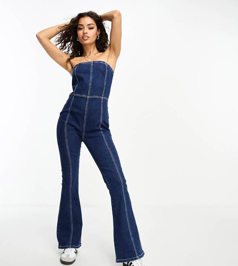 In The Style Petite - Exklusiv - Trägerloser, ausgestellter Jeans-Jumpsuit in Dunkelblau von In The Style Petite