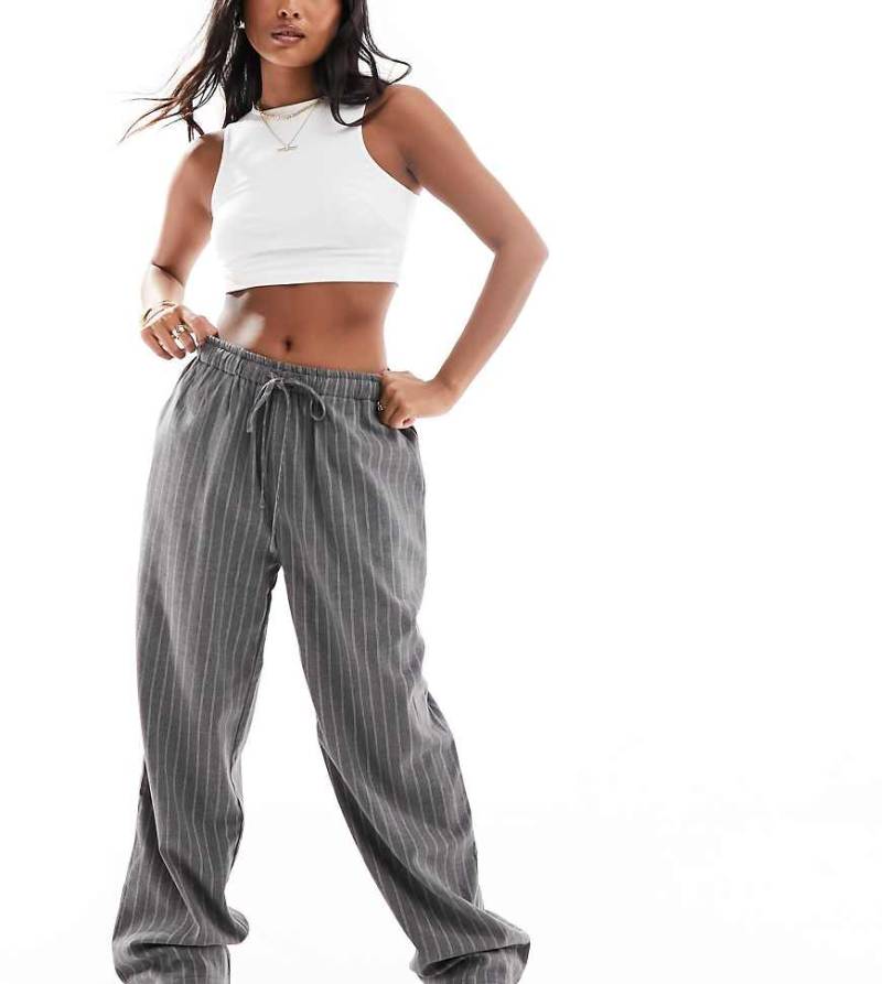 In The Style Petite x Perrie Sian - Hose in Grau mit weitem Bein und Nadelstreifen von In The Style Petite