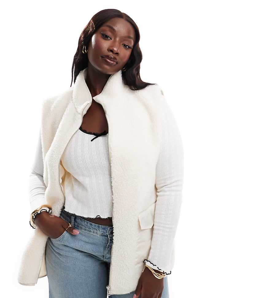 In The Style Plus - Gilet aus Teddyfell in Creme-Weiß von In The Style Plus